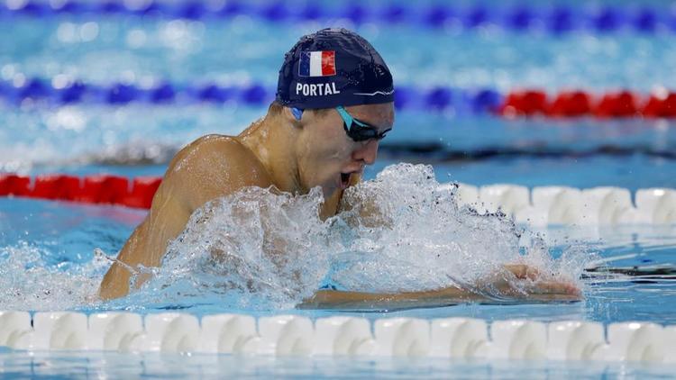 Alex Portal célèbre sa quatrième médaille paralympique à Paris 2024 après une performance remarquable sur le 200m 4 nages en catégorie S13. Malgré son handicap visuel, il décroche l'argent avec détermination, ajoutant une nouvelle récompense à son palmarès déjà impressionnant